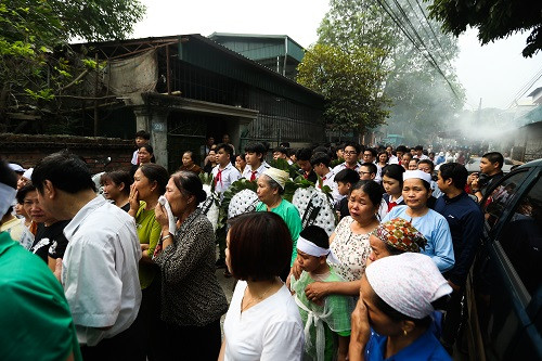 Rất đông bạn bè, người thân và hàng xóm đã tập trung tới gia đình các cháu để động viên, chia sẻ nỗi đau với gia đình.