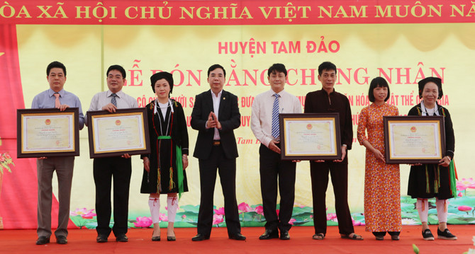 Đại diện lãnh đạo tỉnh Vĩnh Phúc trao Bằng Chứng nhận di sản cho các huyện. Ảnh: Nhật Ánh Đại diện lãnh đạo tỉnh Vĩnh Phúc trao Bằng Chứng nhận di sản cho các huyện. Ảnh: Nhật Ánh