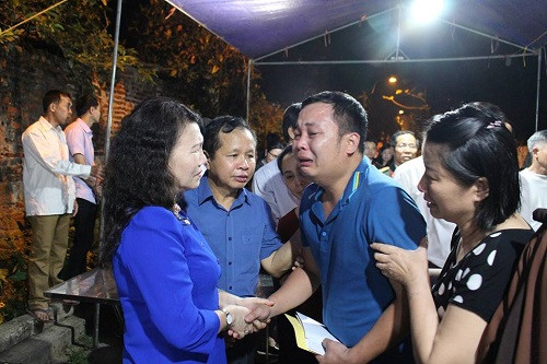 Thứ trưởng Bộ GD&ĐT Nguyễn Thị Nghĩa cùng đoàn công tác của Bộ GD&ĐT đã lên Hòa Bình thăm hỏi, động viên gia đình các em học sinh bị nạn.