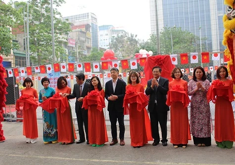 Các đại biểu cắt băng khánh thành sân bóng tiêu chuẩn dành cho học sinh trường PTCS Nguyễn Đình Chiểu.