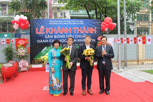Đại diện lãnh đạo Sở GD&ĐT Hà Nội, Trường PTCS Nguyễn Đình Chiểu tặng hoa và chụp ảnh lưu niệm với Đại sứ Nhật Bản và Giám đốc Quỹ Nhật Bản Nippon Foudation. Đại diện lãnh đạo Sở GD&ĐT Hà Nội, Trường PTCS Nguyễn Đình Chiểu tặng hoa và chụp ảnh lưu niệm với Đại sứ Nhật Bản và Giám đốc Quỹ Nhật Bản Nippon Foudation.
