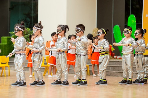 Nhiều tiết mục của các em học sinh để lại ấn tượng và chuyên nghiệp tại Cuộc thi... Nhiều tiết mục của các em học sinh để lại ấn tượng và chuyên nghiệp tại Cuộc thi...