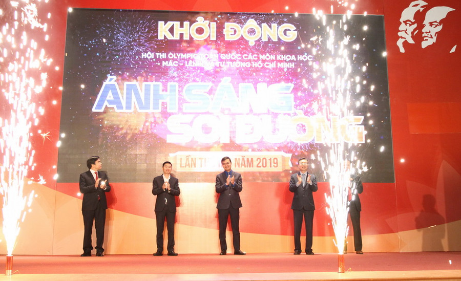 Các đại biểu bấm nút khởi động hội thi Các đại biểu bấm nút khởi động hội thi