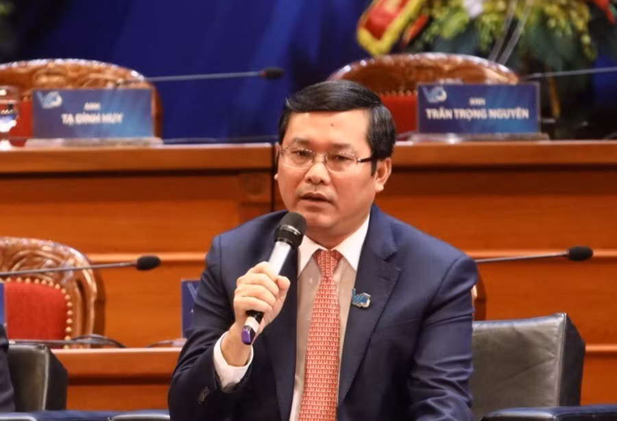 Thứ trưởng Bộ GD&ĐT Nguyễn Văn Phúc giải đáp câu hỏi của các đại biểu.