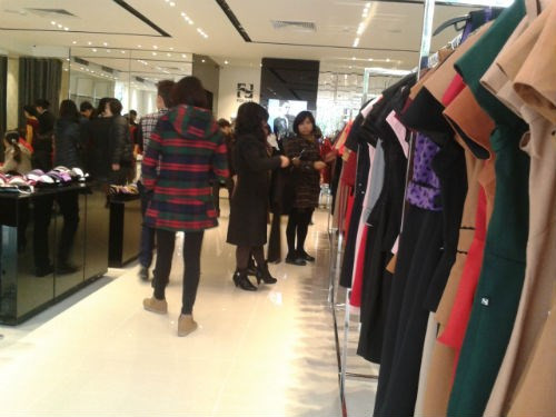 Chị em tranh thủ giờ nghỉ trưa để săn hàng giảm giá