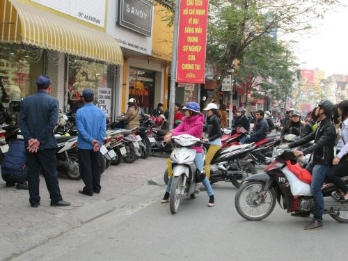 Khách hàng đổ đến các điểm bán hàng giảm giá cuối năm