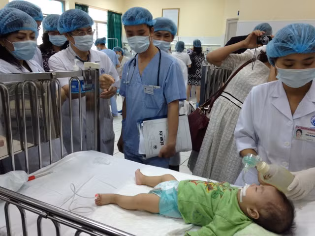 Bộ trưởng Y tế: Con cháu mắc sởi không dại vào viện Nhi