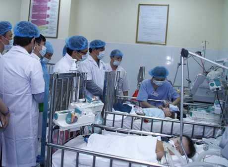 Phó Thủ tướng Vũ Đức Đam (thứ tư từ phải qua), kiểm tra công tác điều trị bệnh nhi nhiễm sởi tại BV Nhi Trung ương, chiều 15/4