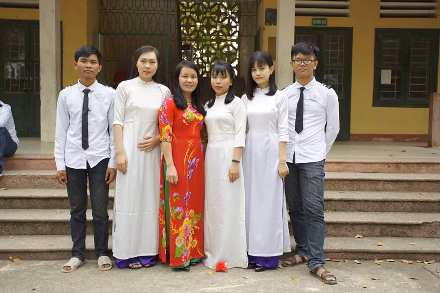 Nga chụp ảnh cùng cô giáo và các bạn