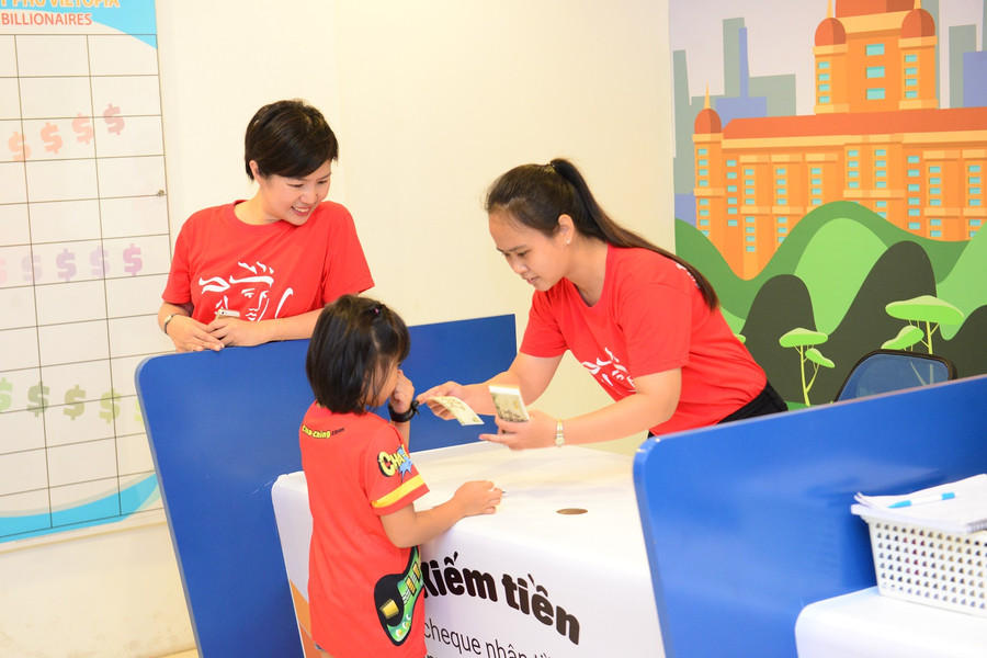 Một bé tham gia giao dịch tại trung tâm tài chính Cha-Ching sáng 4/6