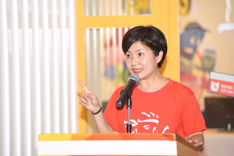 Hà Nicole Ngeow, Giám đốc Dự án, Quỹ Prudence, phát biểu tại buổi lễ Hà Nicole Ngeow, Giám đốc Dự án, Quỹ Prudence, phát biểu tại buổi lễ