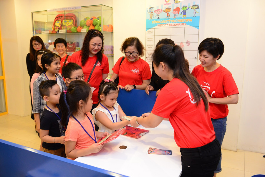 Trẻ em tham gia giao dịch tại trung tâm tài chính Cha-Ching sáng 4/6