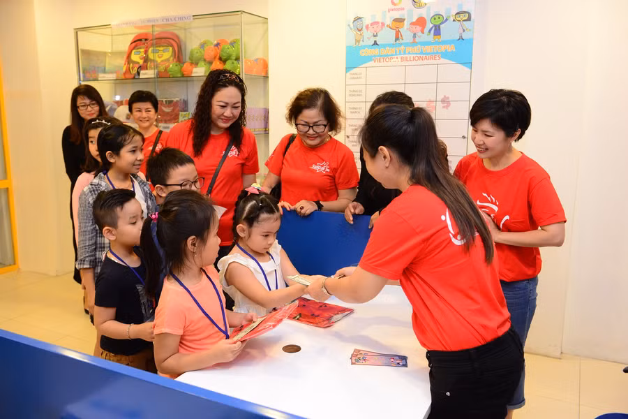 Trẻ em tham gia giao dịch tại trung tâm tài chính Cha-Ching sáng 4/6 Trẻ em tham gia giao dịch tại trung tâm tài chính Cha-Ching sáng 4/6