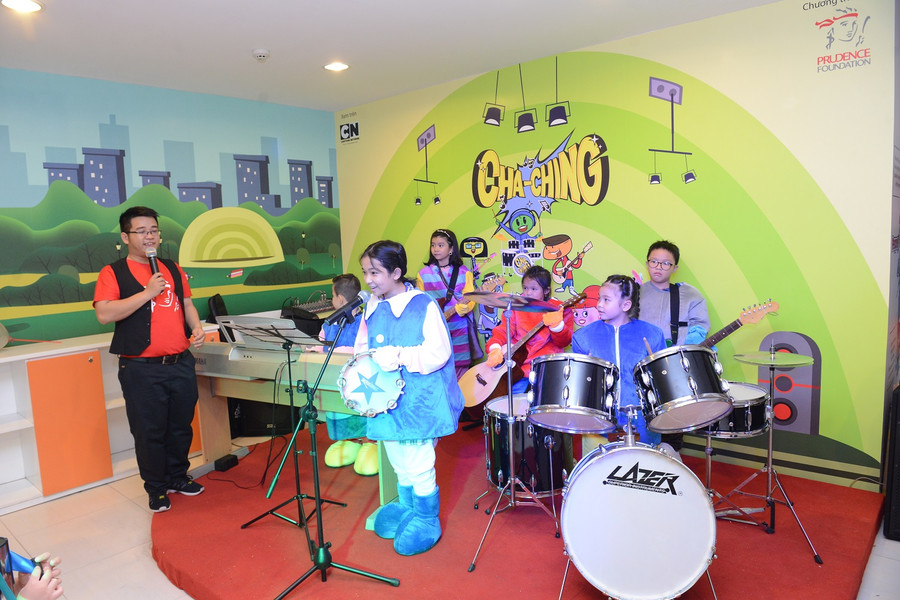 Trẻ em hóa thân thành ban nhạc Cha-Ching