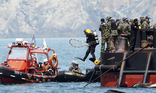 Thợ lặn tìm kiếm hành khách mất tích trong vụ chìm phà Sewol