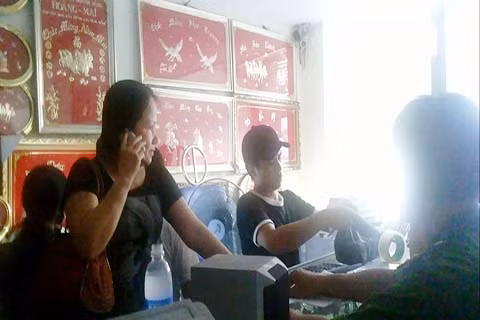 Vụ khám xét tiệm vàng Hoàng Mai làm cho giới kinh doanh vàng rúng động.