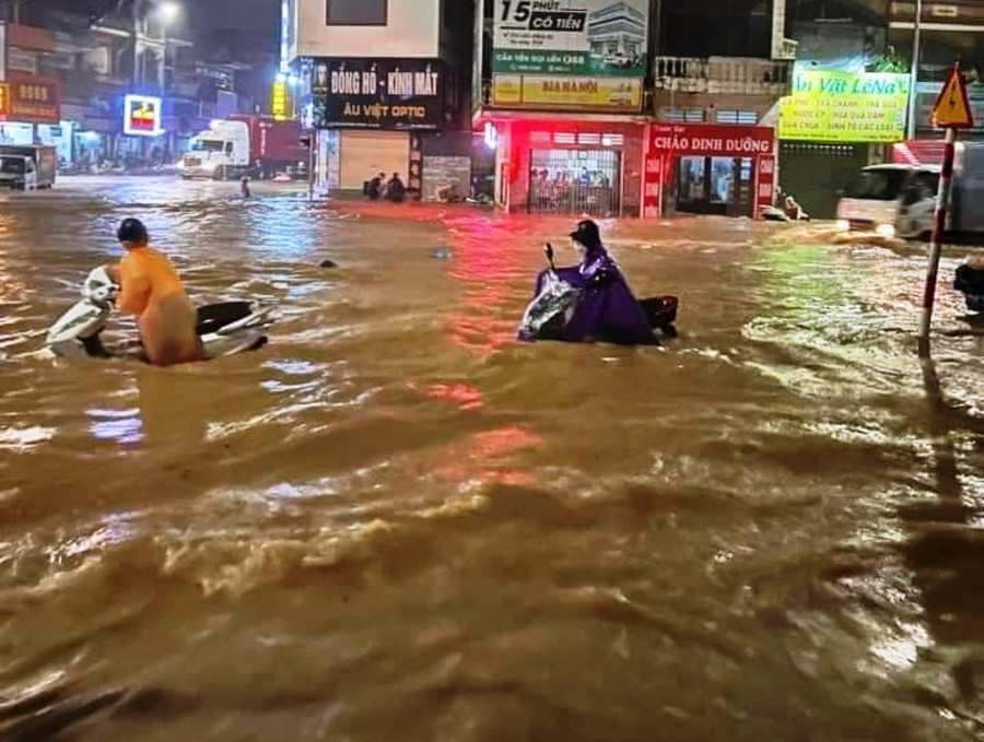 Khu vực đường An Tiêm, phường Hà Khẩu bị ngập lụt cục bộ, nhiều xe máy chết máy giữ đường. Khu vực đường An Tiêm, phường Hà Khẩu bị ngập lụt cục bộ, nhiều xe máy chết máy giữ đường.