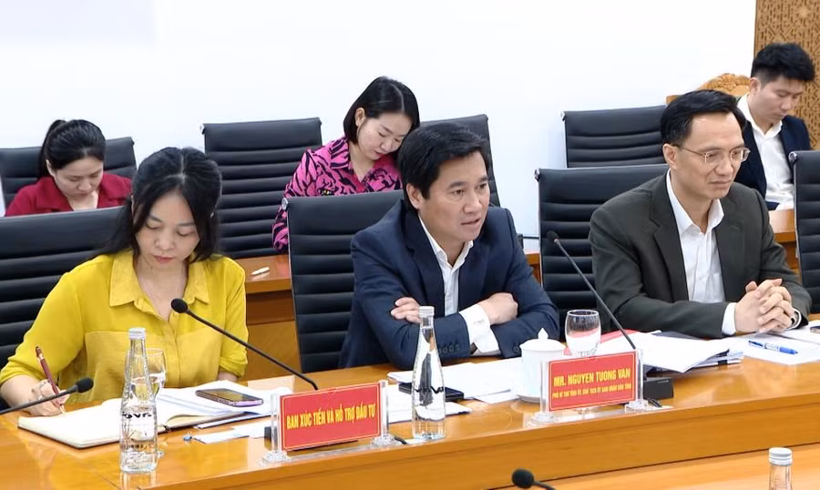 Ông Nguyễn Tường Văn, Chủ tịch UBND tỉnh Quảng Ninh (ở giữa) phát biểu tại buổi làm việc.