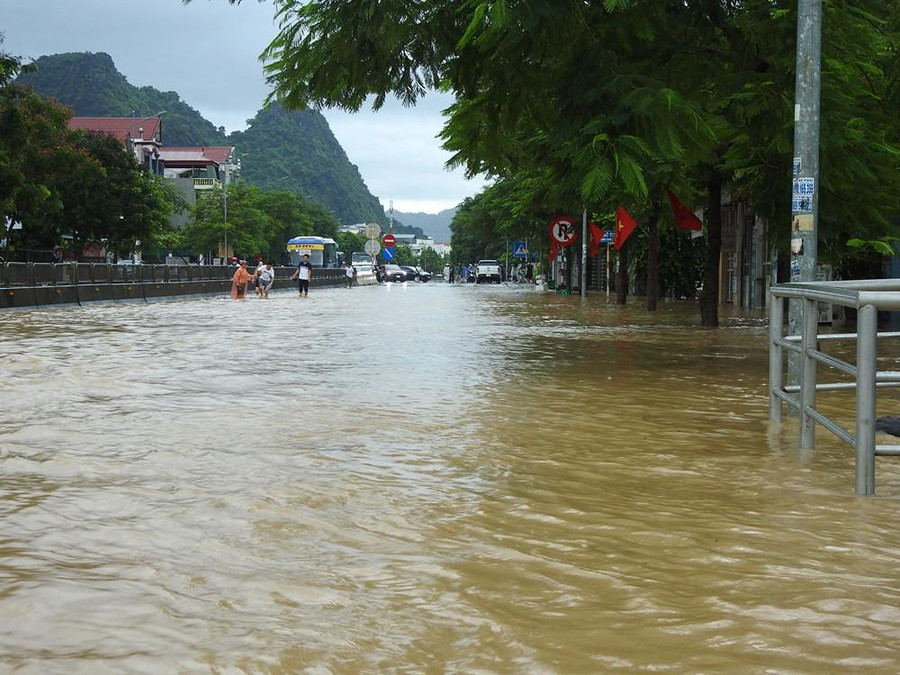 Dù nước đã rút dần nhưng thời điểm lúc 7h30, nhiều chỗ vẫn ngập sâu khoảng 50 cm. Dù nước đã rút dần nhưng thời điểm lúc 7h30, nhiều chỗ vẫn ngập sâu khoảng 50 cm.