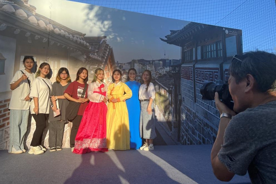 Nhóm bạn trẻ TP Hạ Long trải nghiệm với trang phục truyền thống Hàn Quốc. Ảnh: Xuân Hòa