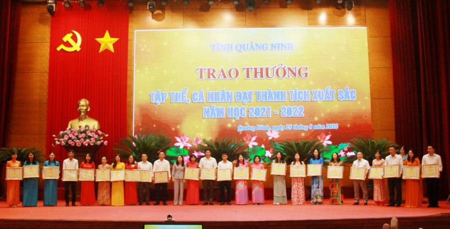 Nhiều cá nhân cũng vinh dự được UBND tỉnh tặng Bằng khen. Nhiều cá nhân cũng vinh dự được UBND tỉnh tặng Bằng khen.