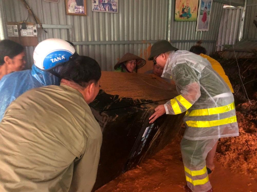 Công an xã Phong Dụ, huyện Tiên Yên giúp người dân di dời tài sản. Công an xã Phong Dụ, huyện Tiên Yên giúp người dân di dời tài sản.