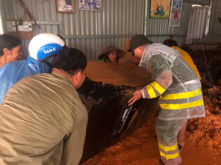 Công an xã Phong Dụ, huyện Tiên Yên giúp người dân di dời tài sản.