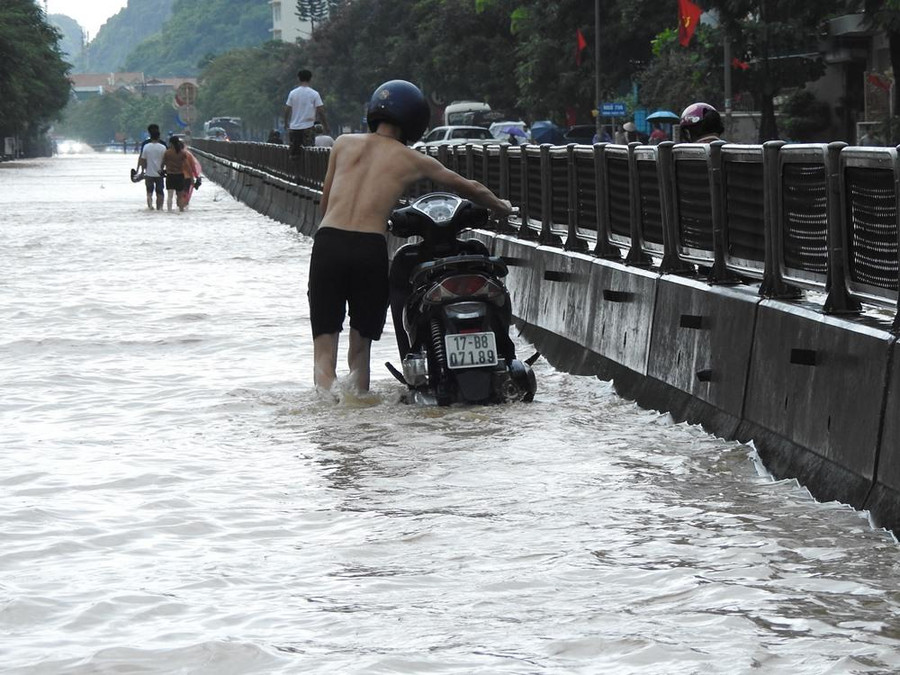 Xe chết máy, người dân phải dắt bộ. Xe chết máy, người dân phải dắt bộ.
