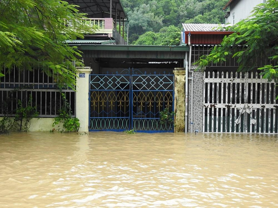 Nhà dân hai bên quốc lộ cũng bị ngập nước vào nhà. Nhà dân hai bên quốc lộ cũng bị ngập nước vào nhà.