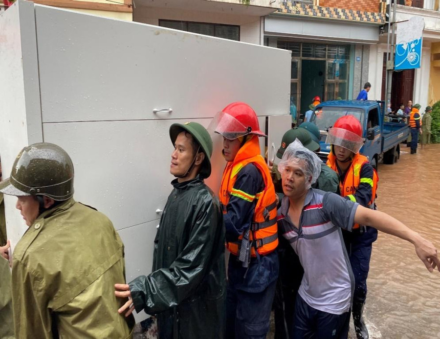 Phòng Cảnh sát PCCC & CNCH Công an tỉnh phối hợp di dời tài sản cho người dân huyện Tiên Yên Phòng Cảnh sát PCCC & CNCH Công an tỉnh phối hợp di dời tài sản cho người dân huyện Tiên Yên