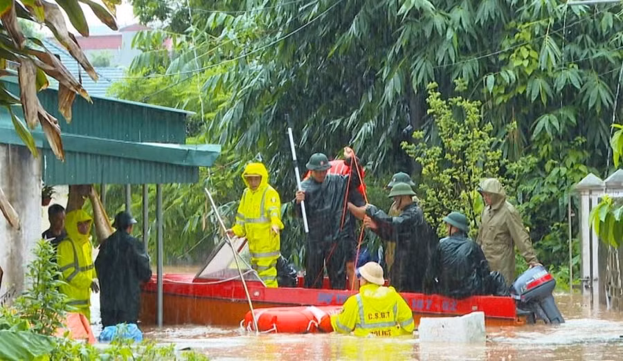 Cảnh sát giao thông tham gia khắc phục hậu quả bão tại các vùng ngập sâu.