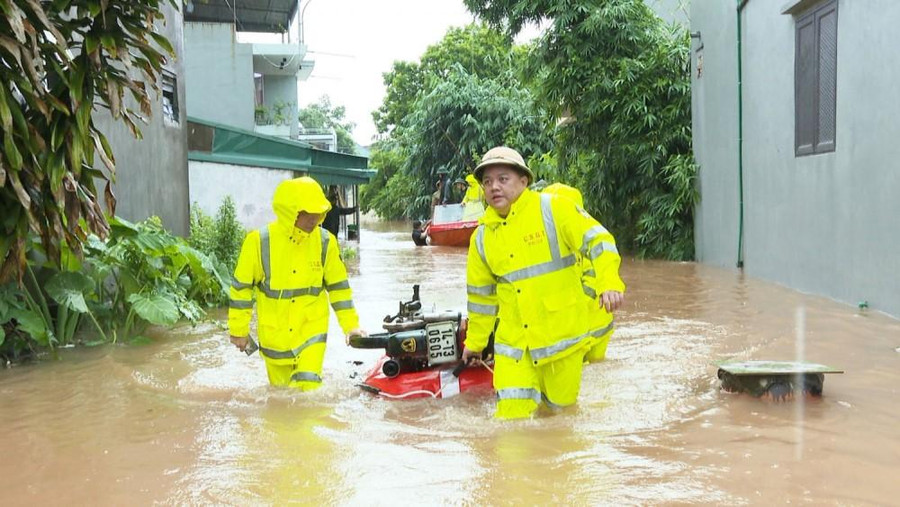 Tài sản của người dân được đưa ra khỏi khu vực ngập lụt. Tài sản của người dân được đưa ra khỏi khu vực ngập lụt.
