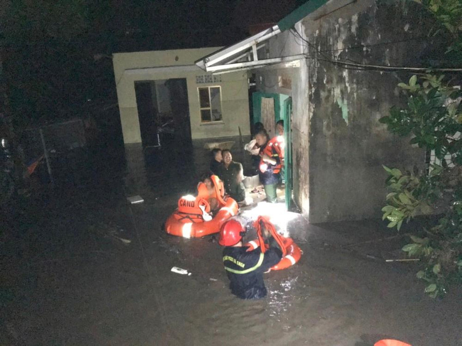 38 hộ ở phường Bắc Sơn bị ngập lụt được sơ tán đến nơi an toàn. 38 hộ ở phường Bắc Sơn bị ngập lụt được sơ tán đến nơi an toàn.