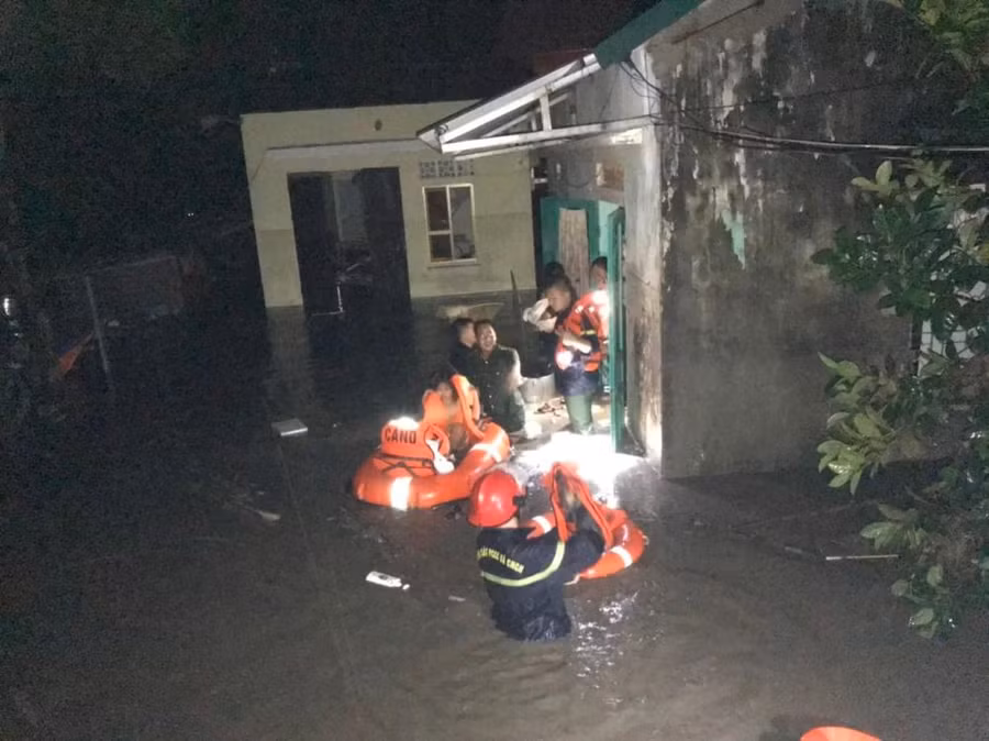 38 hộ ở phường Bắc Sơn bị ngập lụt được sơ tán đến nơi an toàn.