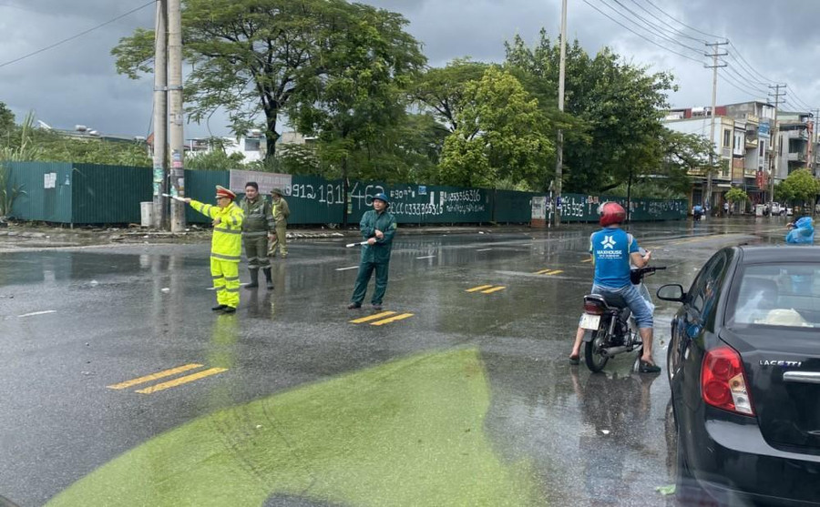 Công an TP Hạ Long điều tiết giao thông, cảnh báo người dân không đi vào khu vực nguy hiểm. Công an TP Hạ Long điều tiết giao thông, cảnh báo người dân không đi vào khu vực nguy hiểm.