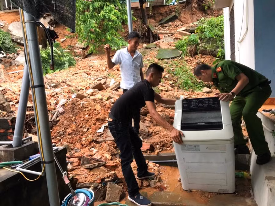 Công an xã Hiệp Hòa, thị xã Quảng Yên giúp dân khắc phục hậu quả bão.