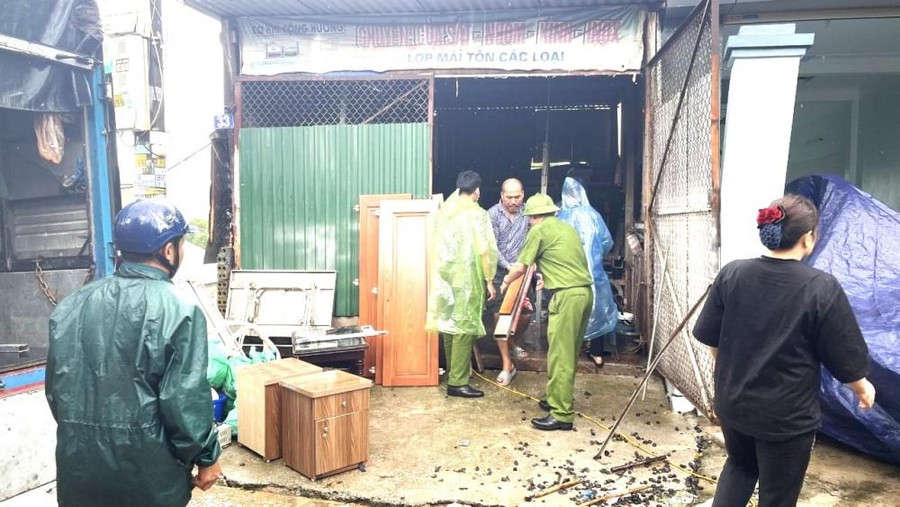 Công an phường Giếng Đáy, thành phố Hạ Long giúp dân di dời tài sản đến nơi an toàn Công an phường Giếng Đáy, thành phố Hạ Long giúp dân di dời tài sản đến nơi an toàn