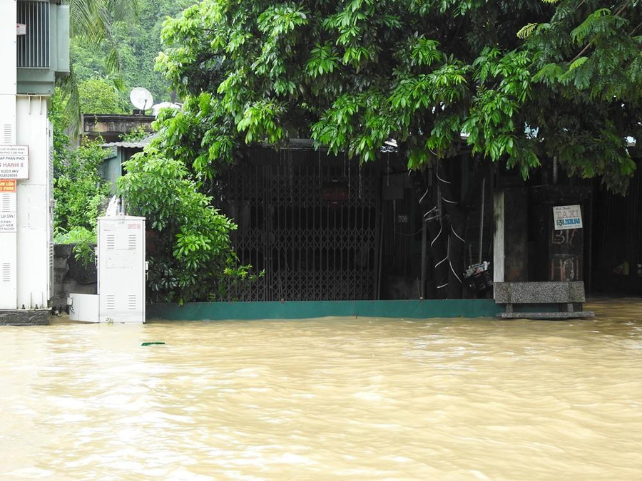 Một hộ dân dùng tấm tốc để chắn nước vào nhà nhưng bất thành, toàn bộ bên trong nhà đã bị nước ngập vào. Một hộ dân dùng tấm tốc để chắn nước vào nhà nhưng bất thành, toàn bộ bên trong nhà đã bị nước ngập vào.