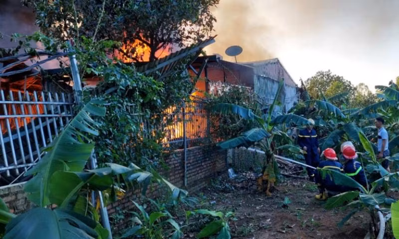 Lực lượng chức năng đang nỗ lực dập tắt đám cháy. Ảnh: Hữu Việt Lực lượng chức năng đang nỗ lực dập tắt đám cháy. Ảnh: Hữu Việt