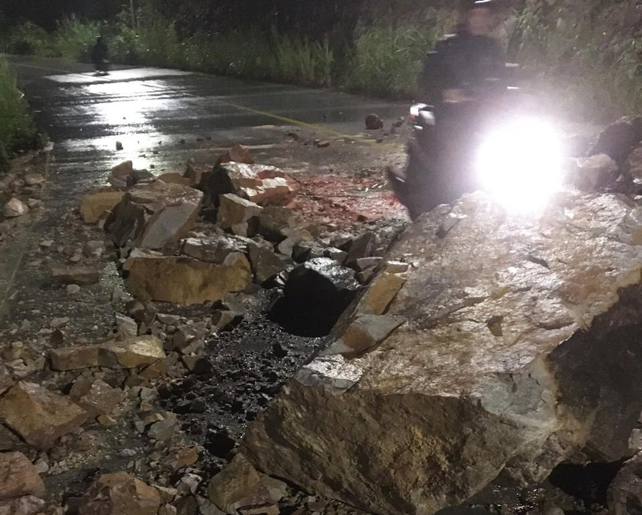 Sạt lở tại tuyến đường hành hương Bắc Sơn vào Yên Tử, TP Uông Bí. Sạt lở tại tuyến đường hành hương Bắc Sơn vào Yên Tử, TP Uông Bí.