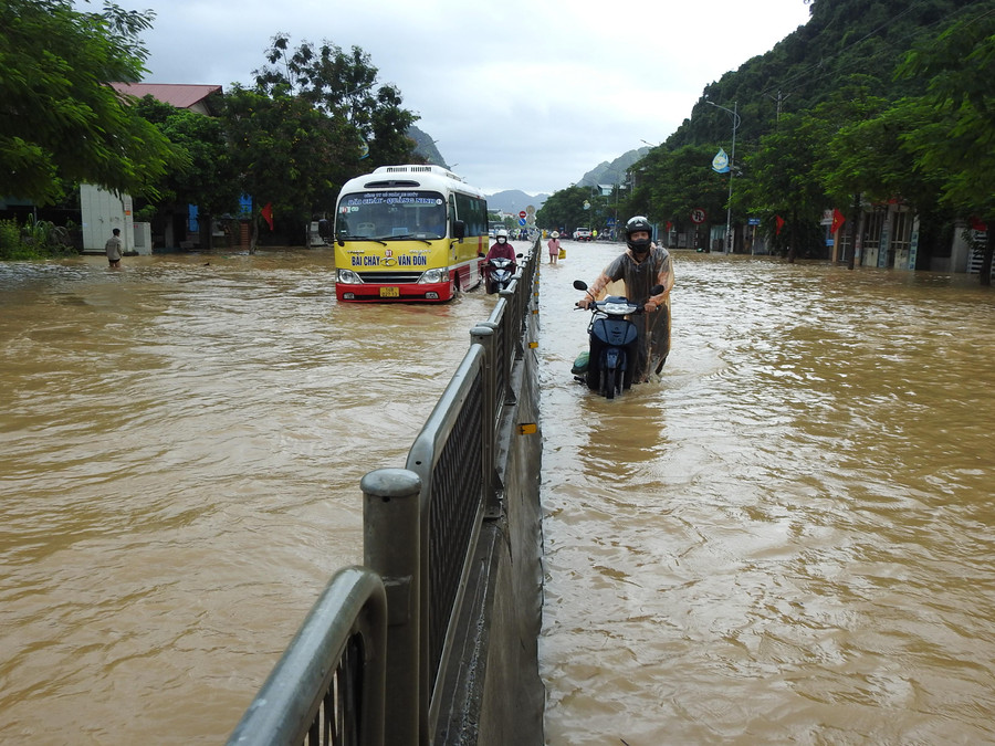 Xe buýt chết máy đã nhiều giờ nhưng chưa được di chuyển đi. Xe buýt chết máy đã nhiều giờ nhưng chưa được di chuyển đi.