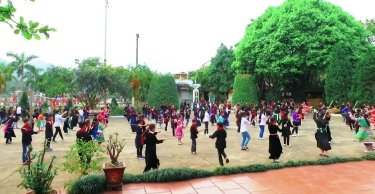 Điệu "Múa gậy sinh tiền" của đồng bào Mông được truyền dạy tại trường PTDT Nội Trú Vị Xuyên trong giờ ngoại khóa Điệu "Múa gậy sinh tiền" của đồng bào Mông được truyền dạy tại trường PTDT Nội Trú Vị Xuyên trong giờ ngoại khóa
