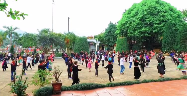 Điệu "Múa gậy sinh tiền" của đồng bào Mông được truyền dạy tại trường PTDT Nội Trú Vị Xuyên trong giờ ngoại khóa