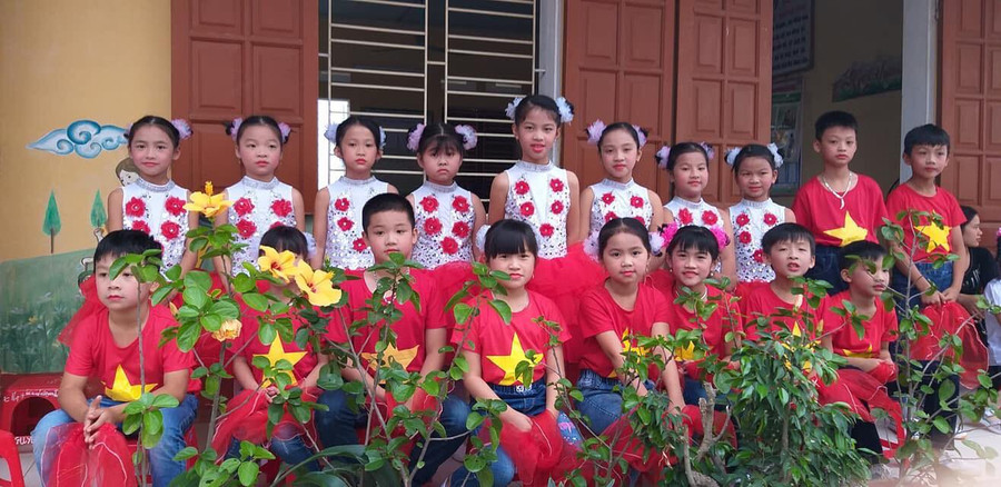 Học sinh trường Tiểu học Kim Đính (huyện Kim Thành) hào hứng tham gia các hoạt động thực tế rèn luyện kỹ năng sống. Học sinh trường Tiểu học Kim Đính (huyện Kim Thành) hào hứng tham gia các hoạt động thực tế rèn luyện kỹ năng sống.