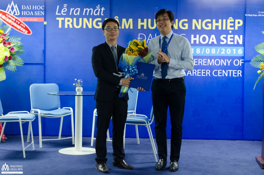 ThS Bùi Trần Hiếu (trái) nhận quyết định thành lập Trung tâm Hướng nghiệp