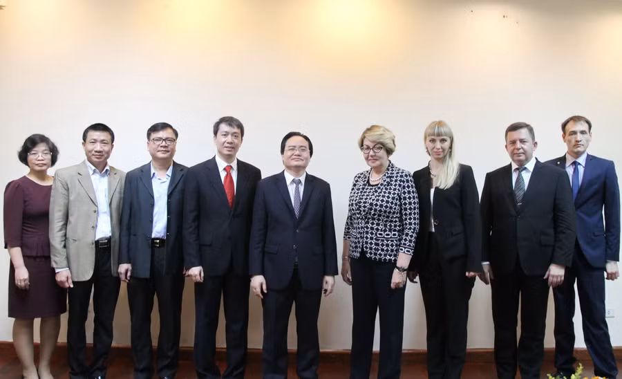 Các đại biểu chụp ảnh lưu niệm