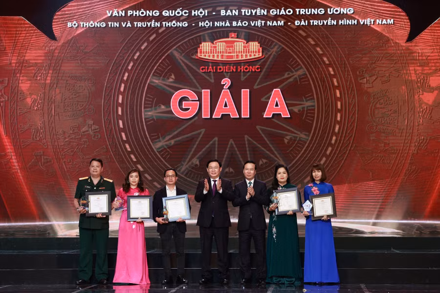 Chủ tịch nước Võ Văn Thưởng và Chủ tịch Quốc hội Vương Đình Huệ trao giải cho các tác giả, nhóm tác giả đoạt giải A. Ảnh: Hải Nguyễn.