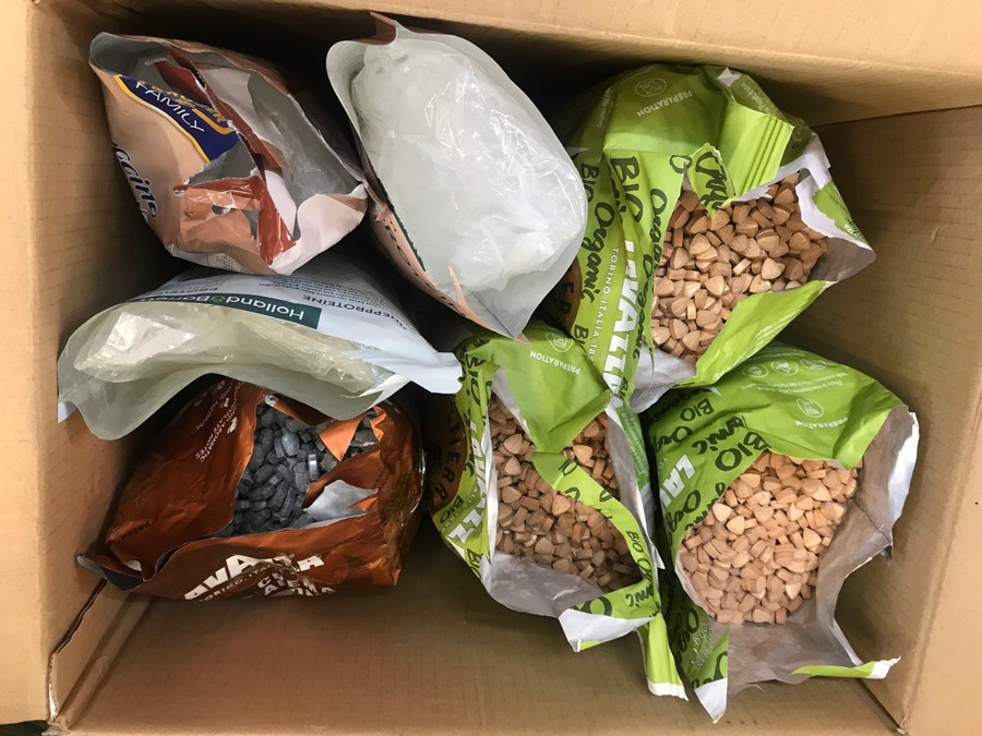 Tang vật vụ án được cơ quan chức năng thu giữ. Tang vật vụ án được cơ quan chức năng thu giữ.