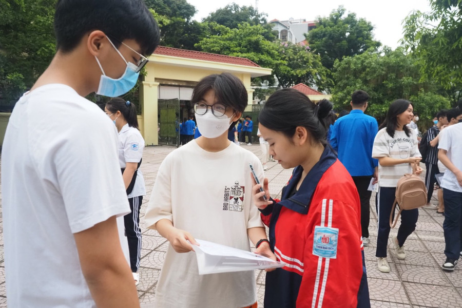 Thí sinh có mặt tại điểm thi trường THPT Cầu Giấy sáng 9/6. Thí sinh có mặt tại điểm thi trường THPT Cầu Giấy sáng 9/6.