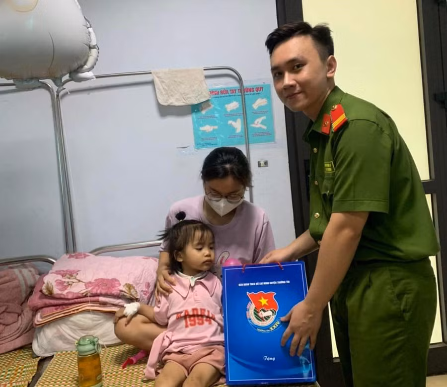 Đại diện Đoàn Thanh niên Công an huyện Thường Tín đến thăm và tặng quà cho bệnh nhi. 